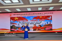Do Ngoc Linh, secrétaire de la section de l'Union de la jeunesse communiste Ho Chi Minh du quartier de Phu Thuong à Hanoï, partage ses sentiments sur l'amitié entre les deux pays. Photo : VNA
