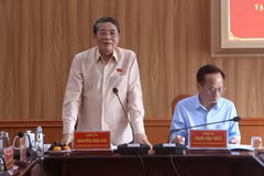 Le vice-président de l'AN, Nguyen Duc Hai, s'exprime à la séance de travail avec les autorités de la commune de Ho Thi Ky. Photo: VNA