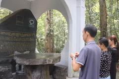 Des touristes brûlent de l'encens en hommage des reporteurs tombés de l'Agence de presse de libération, dans la province de Dong Nai. Photo : VNA