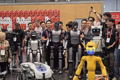 Le robot VR-H3 de VinRobotics participe au défilé de robots de l'ICRA 2026. Photo : VNA