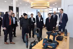 Le vice-Premier ministre Nguyen Chi Dung visite le groupe industriel Bosch, en Allemagne. Photo : VNA 