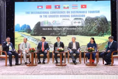 Des délégués partagent leurs expériences en matière de développement du tourisme durable. Photo : VNA
