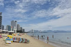 La plage de Nha Trang, province de Khanh Hoa, attire les touristes. Photo de : VNA