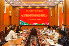 Séance de travail entre les autorités de Can Tho et les représentants du consortium formé par la société China Harbour Engineering (Vietnam) et la société par actions Shenzhen Energy Group. Photo: VNA