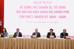 Le vice-Premier ministre permanent Nguyen Hoa Binh (au milieu) et des dirigeants de différents ministères à la conférence de presse, le 9 octobre à Hanoï. Photo : baochinhphu.vn 