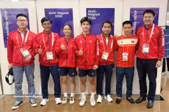 Le duo formé par Nguyen Hoang Minh Tan et Trinh Gia Nghi (3e et 4e, gauche) décroche le bronze en double mixte. Photo: VNA