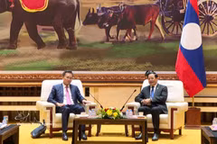 Le Premier ministre lao Sonexay Siphandone (droite) reçoit l'auditeur général du Vietnam Nguyen Huu Nghia. Photo: VNA