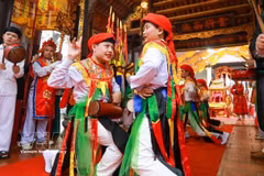 Fête du village de Trieu Khuc : l'éclat de la danse ancestrale des hommes travestis