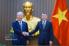 Le Premier ministre Le Minh Hung (droite) reçoit le président de l'Agence japonaise de coopération internationale (JICA), Tanaka Akihiko. Photo: VNA