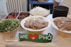 Lors de l’événement, les invités peuvent déguster des pho au bœuf et au poulet préparés selon les traditions vietnamiennes. Photo: VNA