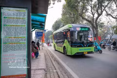 Dès le 1er avril, Hanoï déploie dix nouvelles lignes de bus électriques. Photo: VNA
