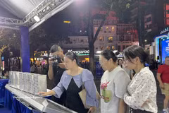 Les visiteurs à la 11e Foire du livre de Hanoï. Photo: VNA