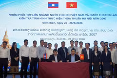 Des représentants du groupe de coordination interministériel Vietnam-Laos signent le procès-verbal de la réunion. Photo : Ministère de l’Industrie et du Commerce