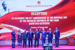 L'ambassadeur du Vietnam au Laos, Nguyen Minh Tam, et des invités lors de la réception diplomatique. Photo: VNA