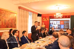L'ambassadeur du Vietnam en République tchèque, Duong Hoai Nam, s'exprime lors de l'événement. Photo: VNA