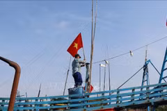 Les pêcheurs hissent le drapeau national pour affirmer la souveraineté des mers et des îles du pays. Photo: VNA