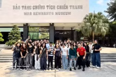 Des étudiants singapouriens visitent le Musée des vestiges de la guerre du Vietnam. Photo : VNA