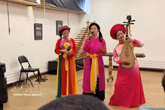 Des artistes interprètent la chanson "Trong Com" (Tambour de riz), traduite en français. Photo : VNA