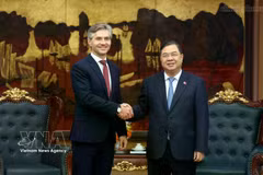 Le vice-Premier ministre permanent du Vietnam, Pham Gia Tuc (droite), reçoit le ministre lituanien des Affaires étrangères, Kestutis Budrys. Photo: VNA