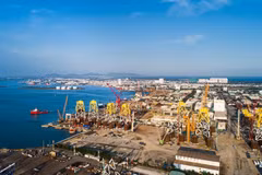 Construction des dases de tours éoliennes offshore au Centre de l'industrie énergétique et de la logistique technique de PTSC à Vung Tau. Photo: https://petrovietnam.petrotimes.vn