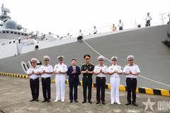 La frégate 015-Tran Hung Dao de la Marine populaire du Vietnam accoste au port militaire de Xinzhou. Photo: qdnd