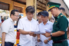 Le vice-président du Comité populaire provincial de Quang Ngai, Do Tam Hien (deuxième, gauche), inspecte les travaux de prévention et de contrôle de la pêche INN au port de pêche de My A, dans le quartier de Tra Cau. Photo : VNA
