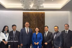 La délégation de l’Audit d’État du Vietnam et la délégation du Comité de contrôle d'État de Biélorussie. Photo: VNA