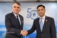Le vice-ministre vietnamien des Affaires étrangères, Dang Hoang Giang (droite), et le directeur par intérim de l’UNRWA, Christian Saunders, le 22 juillet à Manille, aux Philippines. Photo: VNA