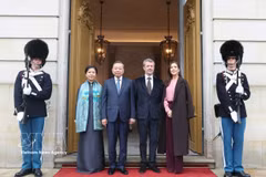 Le roi danois Frederik X (2e, droite) et la reine Mary (première, droite) président la cérémonie officielle d'adieu en l'honneur du secrétaire général du Parti et président To Lam et de son épouse. Photo: VNA