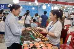 L’exportation en ligne et le commerce électronique transfrontalier permettent aux entreprises d’accéder directement aux consommateurs internationaux, d’élargir leurs marchés et de développer leurs propres marques. Photo: VNA