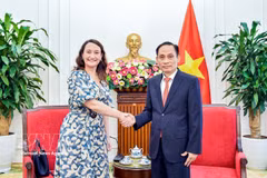 Le ministre vietnamien des Affaires étrangères Le Hoai Trung reçoit la vice-ministre uruguayenne des Affaires étrangères Valeria Csukasi Cabrera. Photo: VNA
