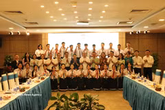 Des délégués du Comité central du Front de la Patrie du Vietnam et des enseignants et élèves de l’École bilingue lao-vietnamienne Nguyen Du. Photo: VNA