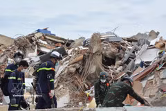 Les secouristes vietnamiens s'efforcent de chercher des victimes sous les décombres. Photo : VNA