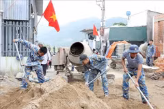 70 soldats sont mobilisés simultanément sur les quatre bâtisses afin de reconstruire les habitations détruites par les inondations. Photo: VNA