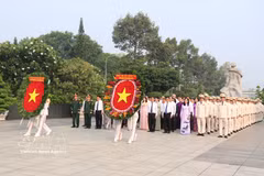 La délégation de haut rang de Ho Chi Minh-Ville dépose des fleurs et offre de l’encens au cimetière des Héros morts pour la Patrie de la ville (Colline sans nom). Photo: VNA