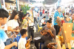 De nombreux visiteurs assistent à la Fête du livre et de la culture nocturne. Photo: nhandan.vn