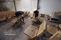 Production de meubles d'extérieur destinés au marché européen à l'usine Hong Ngoc, dans la zone industrielle de Phu Tai, quartier de Quy Nhon Bac, province de Gia Lai. Photo : VNA