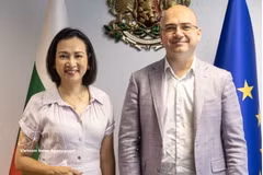 L'ambassadrice du Vietnam en Bulgarie, Nguyen Thi Minh Nguyet, et le ministre bulgare du Tourisme, Ilin Dimitrov. Photo: VNA