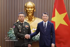 Le Premier ministre Le Minh Hung (droite) et le général Tea Seiha, vice-Premier ministre et ministre cambodgien de la Défense. Photo: VNA