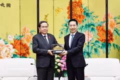 Le président de l’Assemblée nationale du Vietnam Tran Thanh Man (gauche) offre un cadeau de souvenir au secrétaire du Comité du Parti communiste chinois de la province du Shaanxi, Zhao Yide. Photo: VNA