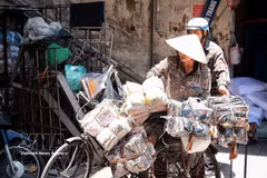 Malgré la chaleur, les opérations de chargement et de déchargement des marchandises se sont poursuivies. Photo : VNA