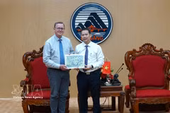 Le président du Comité populaire de la ville de Da Nang, Nguyen Manh Hung (droite), remet un cadeau au vice-président du Bundestag allemand, Bodo Ramelow. Photo: VNA