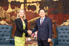 Le vice-Premier ministre Ho Quoc Dung et Mariam Sherman, directrice nationale de la BM pour le Vietnam, le Cambodge et le Laos. Photo: VNA