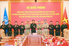 Cérémonie de remise des décisions du président de la République et du ministre de la Défense à deux officiers vietnamiens. Photo : VNA