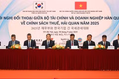 Les délégués participent au dialogue entre des entreprises sud-coréennes et le ministère vietnamien des Finances. Photo: VNA