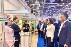 Des délégués visitent un stand présentant des produits certifiés halal à la foire HCMC Export 2026. Photo : VNA