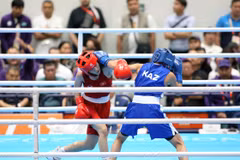 La boxeuse Nguyen Thi Tam (maillot rouge) décroche une médaille d’argent historique. Photo: Tuoitre.vn