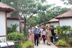 La délégation visite des établissements d'hébergement et de restauration du quartier de Tien Thanh, province de Lam Dong. Photo : VNA
