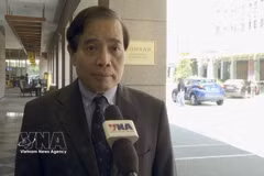 Le professeur Vu Minh Khuong, de l'École de politique publique Lee Kuan Yew, répond à une interview de la VNA. Photo: VNA