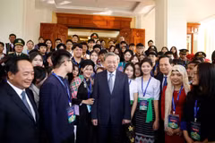 Le secrétaire général Tô Lâm rencontre de jeunes talents des minorités ethniques. Photo : VNA